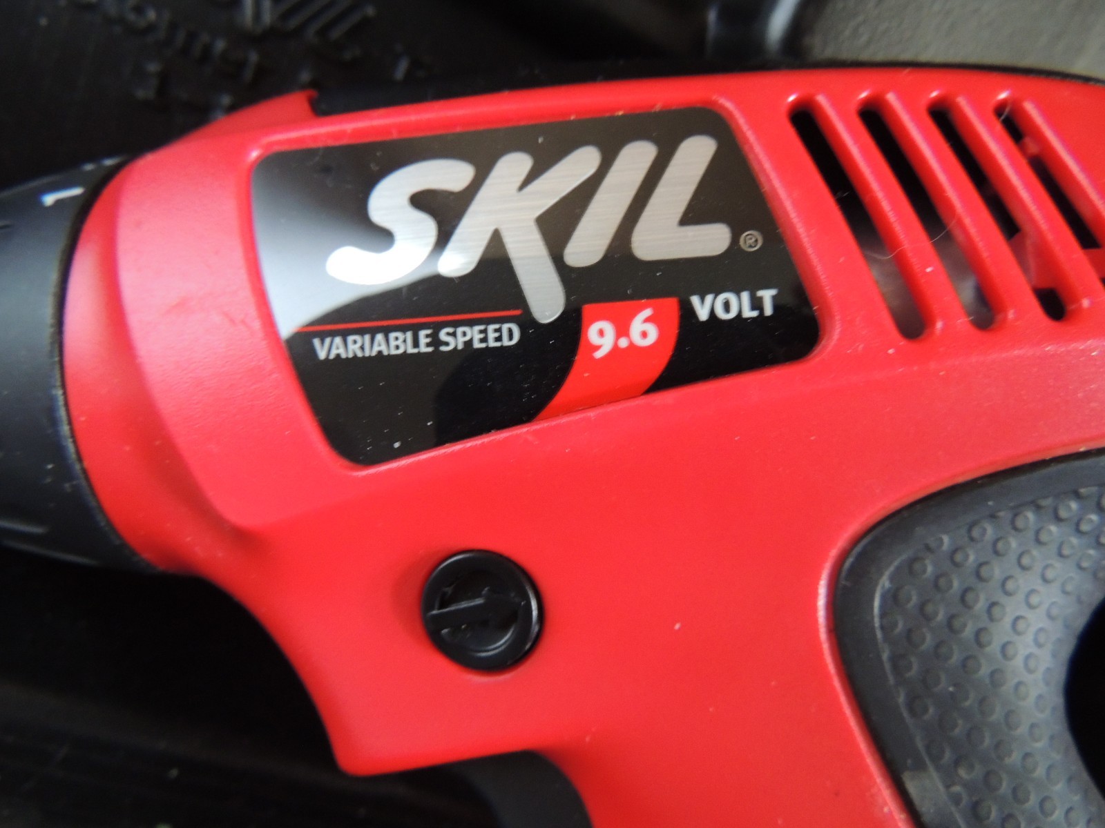 SKIL 9.6V 2368 Cordless 2-Speed Drill/Driver with Case no battery
