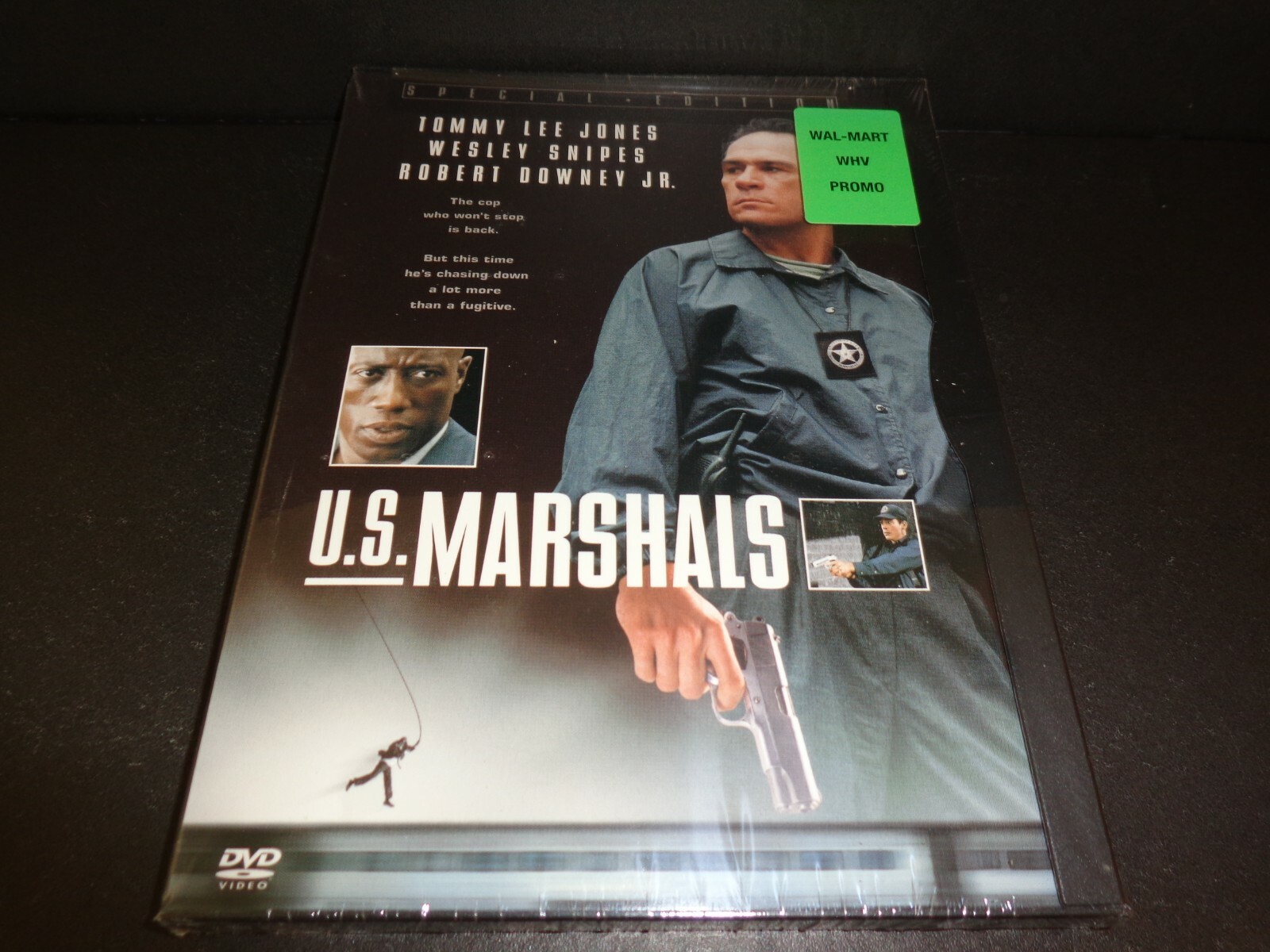 U S MARSHALS-Tommy Lee Jones hunts down escaped fugitive