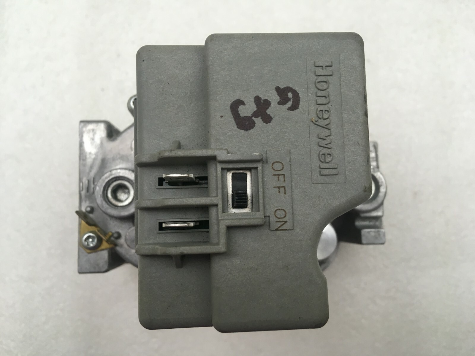 Honeywell VR8205S2395  Furnace Gas Valve 60-100394-02 used  #G79