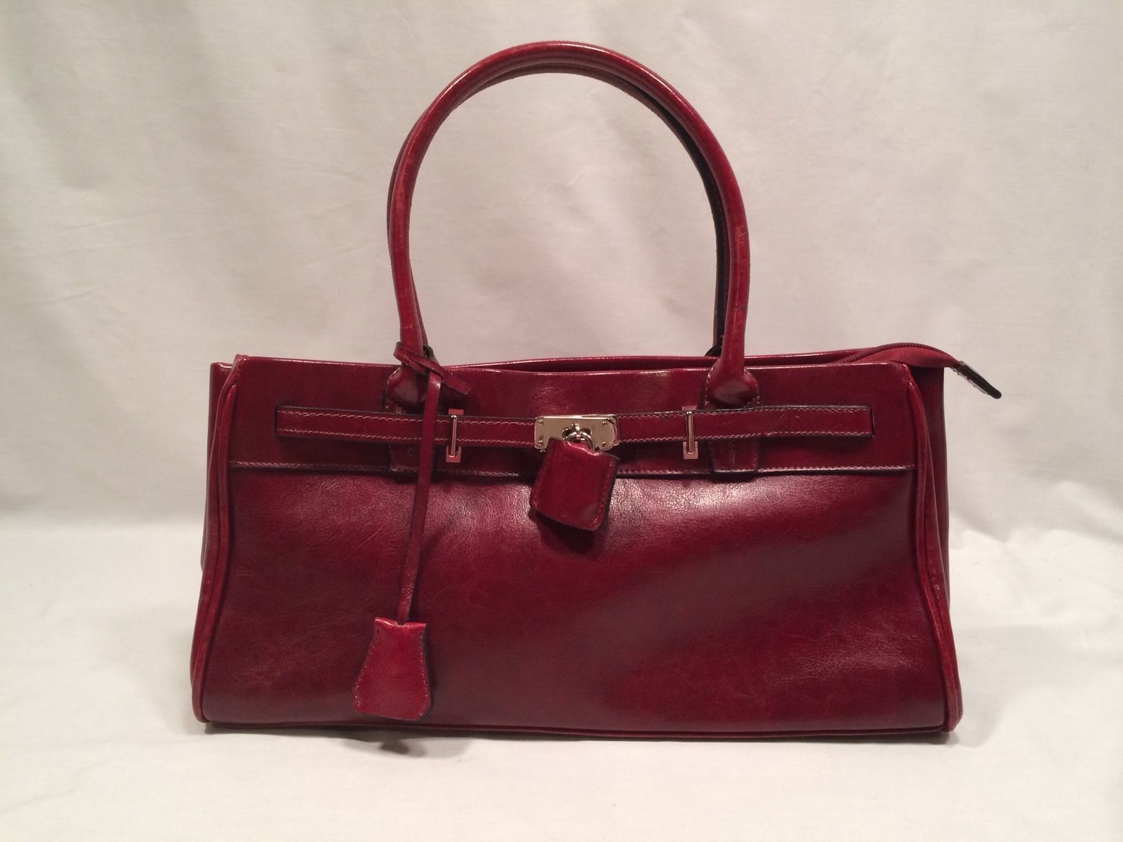 里纳丰富包和女士手提包