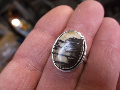 PRETTY HANDCRAFTED SOUTHWESTERN STERLING SILVER & ''VANILLA/CHOCOLATE'' STONE RING