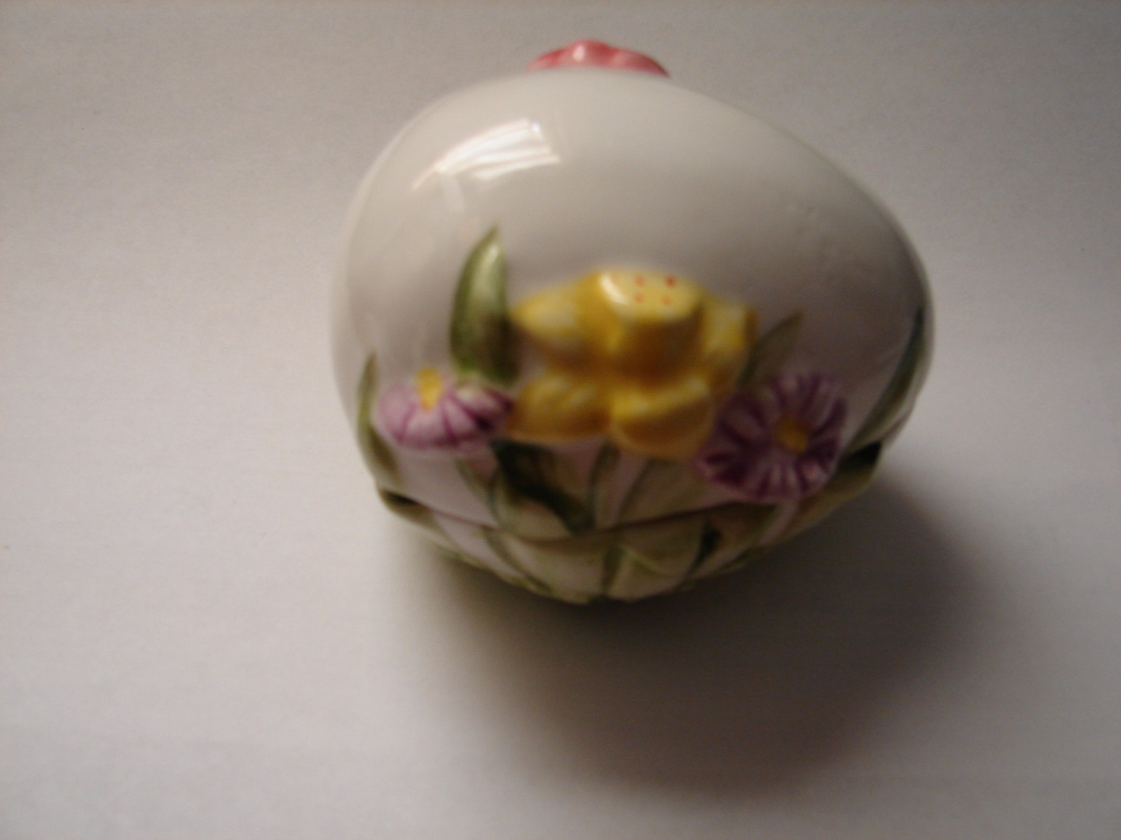 GLASS EGG SHAPED RING HOLDER