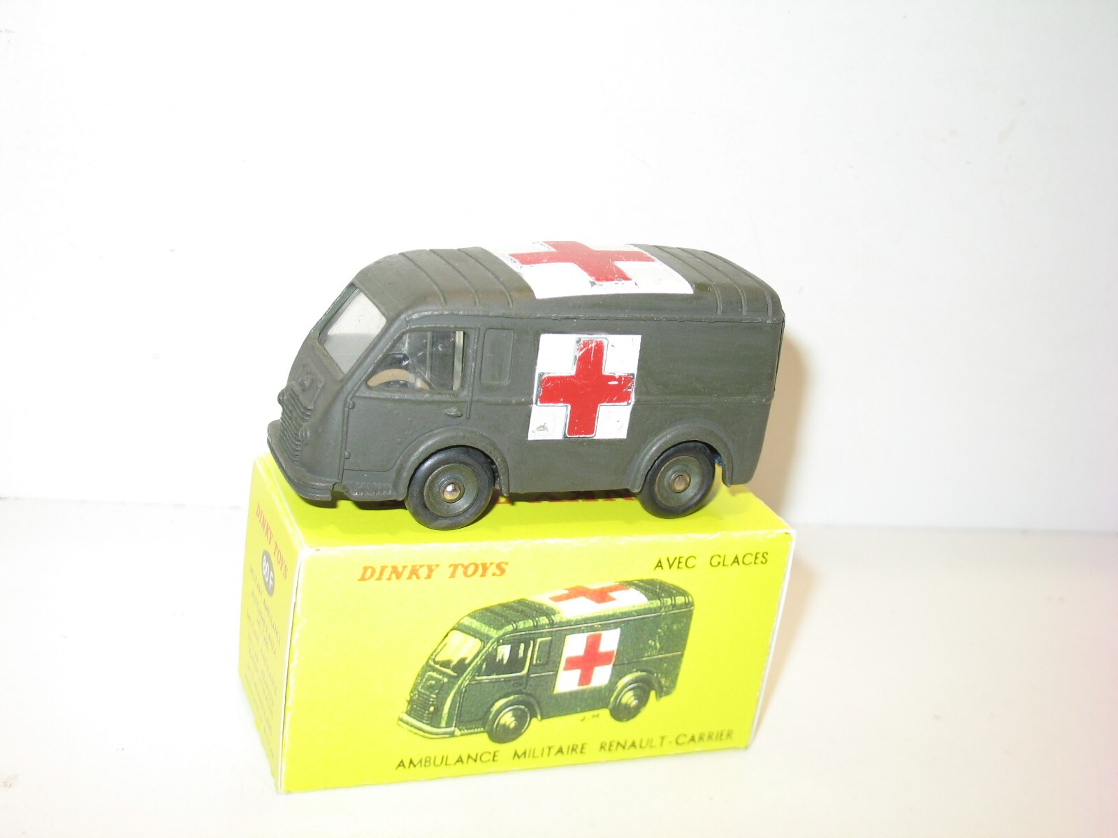 ミニカー DINKY No.80F MILITARY AMBULANCE RENAULT ミニカー DINKY No.80F MILITARY AMBULANCE RENAULT Dinky Toys