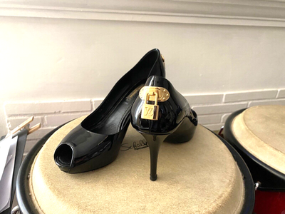 LOUIS VUITTON OH REALLY BLACK PAT LEATHER OPEN PEEP TOE PUMPS PADLOCK 36 6 HEELS