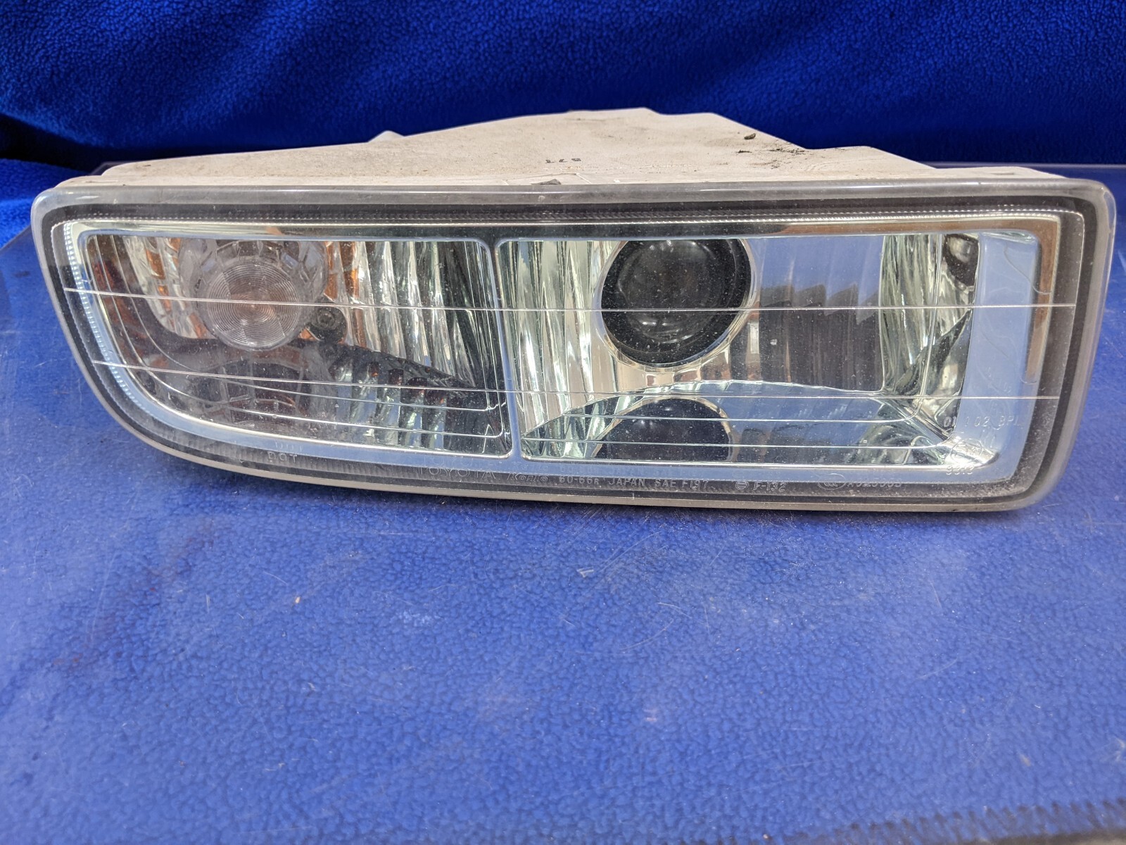 81039-60040 Toyota Unit front fog turn signal lamp right passenger lx470