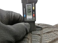 Mercedes W220 S430 98-02 2x Reifen Winterreifen Hankook 225/55R17 97H 6.0-6.4mm Mercedes W220 S430 98-02 13.03.2002... Vorschau 2