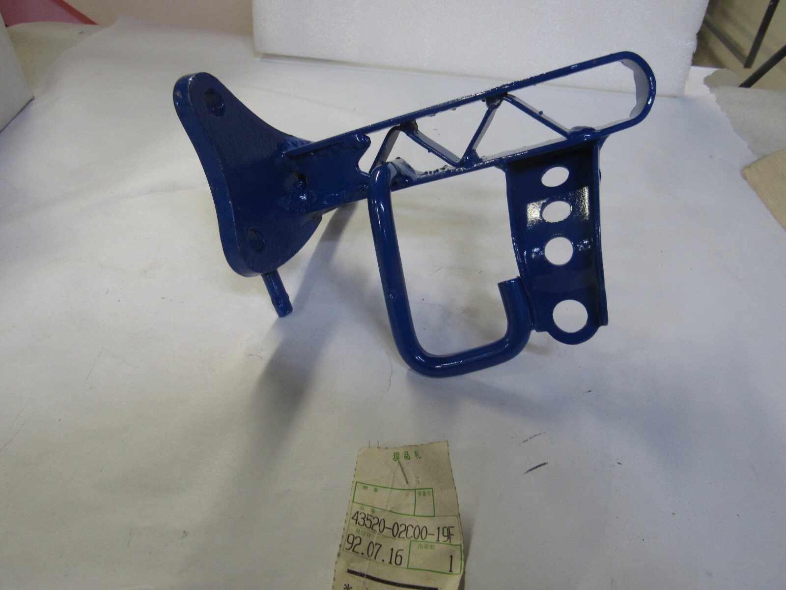 レイ NOS Suzuki OEM BRACKET FRONT FOOTREST LH 1990 LT160 43520-02C00