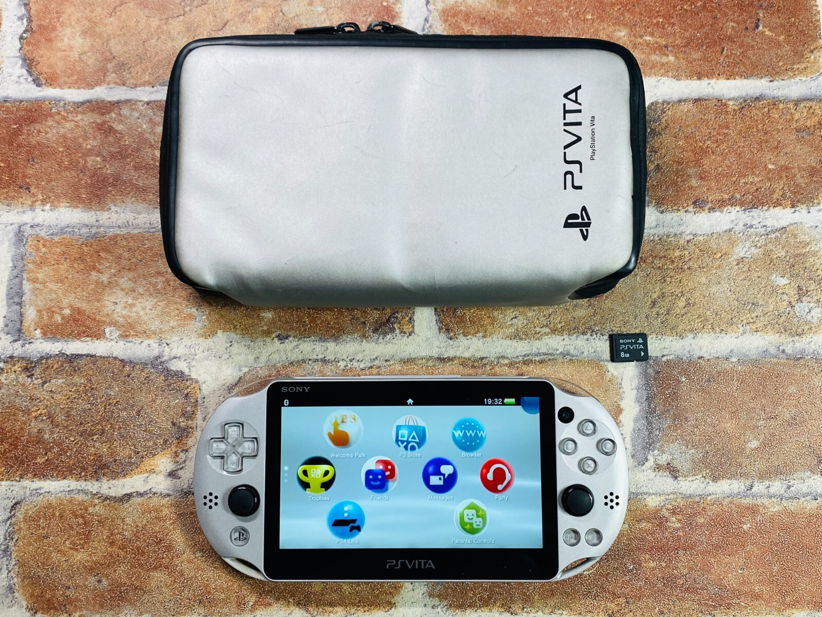 PS Vita PCH-2000 ZA25 Silver SONY PlayStation Japan Tested PS Vita PCH-2000 ZA25 Silver SONY PlayStation Japan Tested