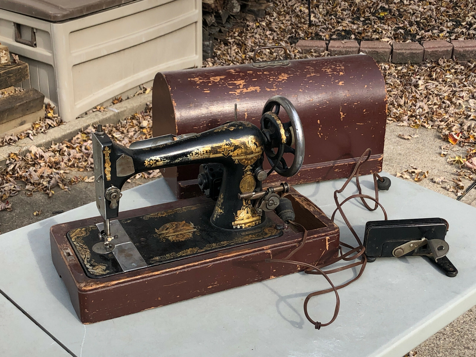 1901 Singer Sewing Machine & Original Cabinet ~ L780715