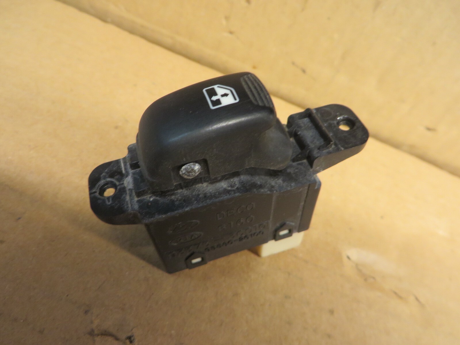 HYUNDAI SINGLE POWER WINDOW SWITCH OEM #93575 3C010