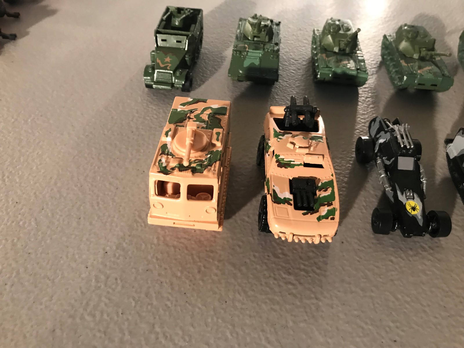 Hot Wheels Military Tanks, Jeeps, Halftrack, 15 Vehicles, Black, Tan, Green Camo
