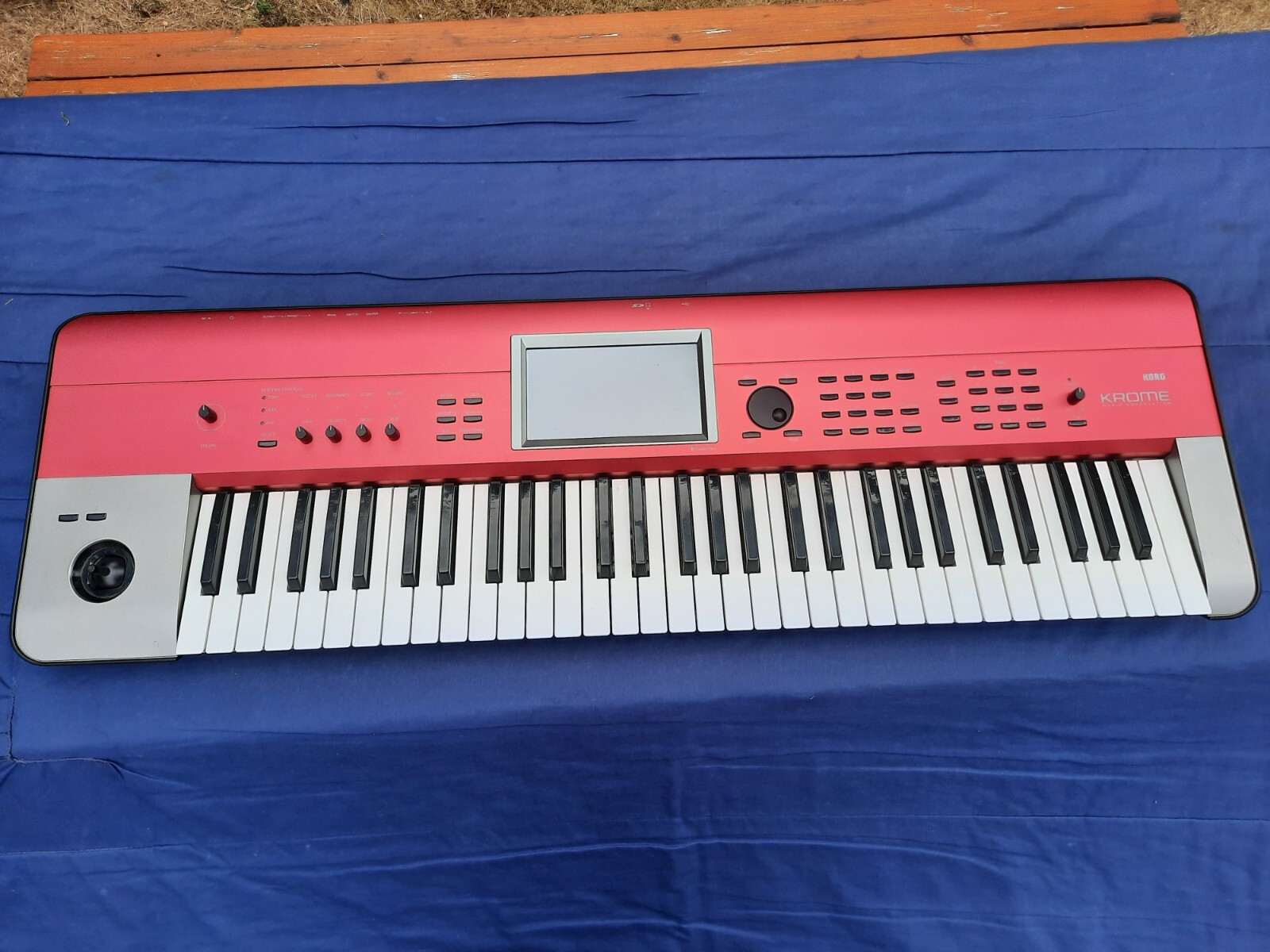 KORG KROME 61 Music Workstation LTD Color RED w/ Power KORG KROME 61 Music Workstation LTD Color RED w/ Power
