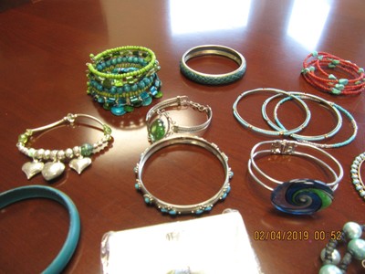 LOT OF 32 BRACELETS, BLUE GREEN AQUA TURQUOISE SHADES, FASHION JEWELRY NEW USED