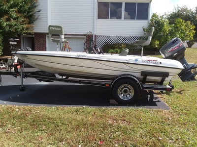 Triton TR-17 Bass boat