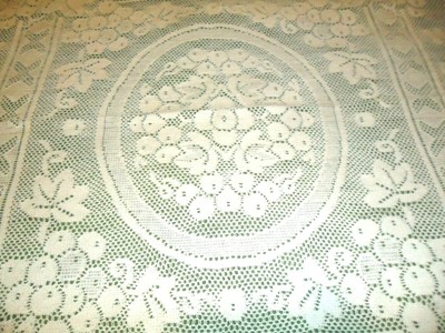 VINTAGE COTTAGE -IVORY COTTON  QUAKER GRAPES / LEAVES LACE TABLECLOTH - 42 X 48
