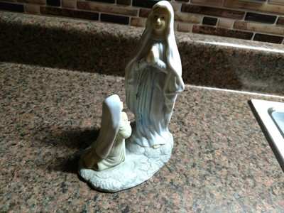 Statues Figures Kneeling Praying Vatican