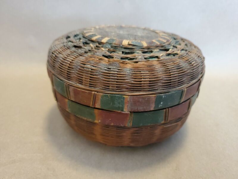 ANTIQUE CHINESE WOVEN WICKER LIDDED HAND PAINTED SEWING BASKET