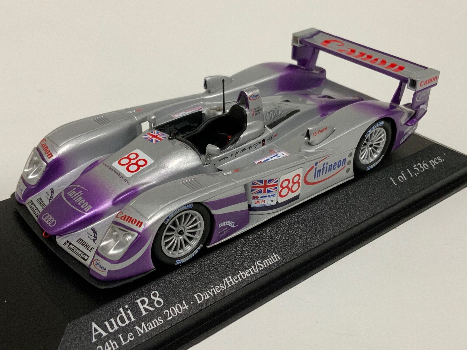 1/18スケールモデル アウディR8 No.8ウィナー 24H ル・マン2000 Audi R8 No 8 Winner 24H Le Mans 2000 T Kristensen E Pirro F
