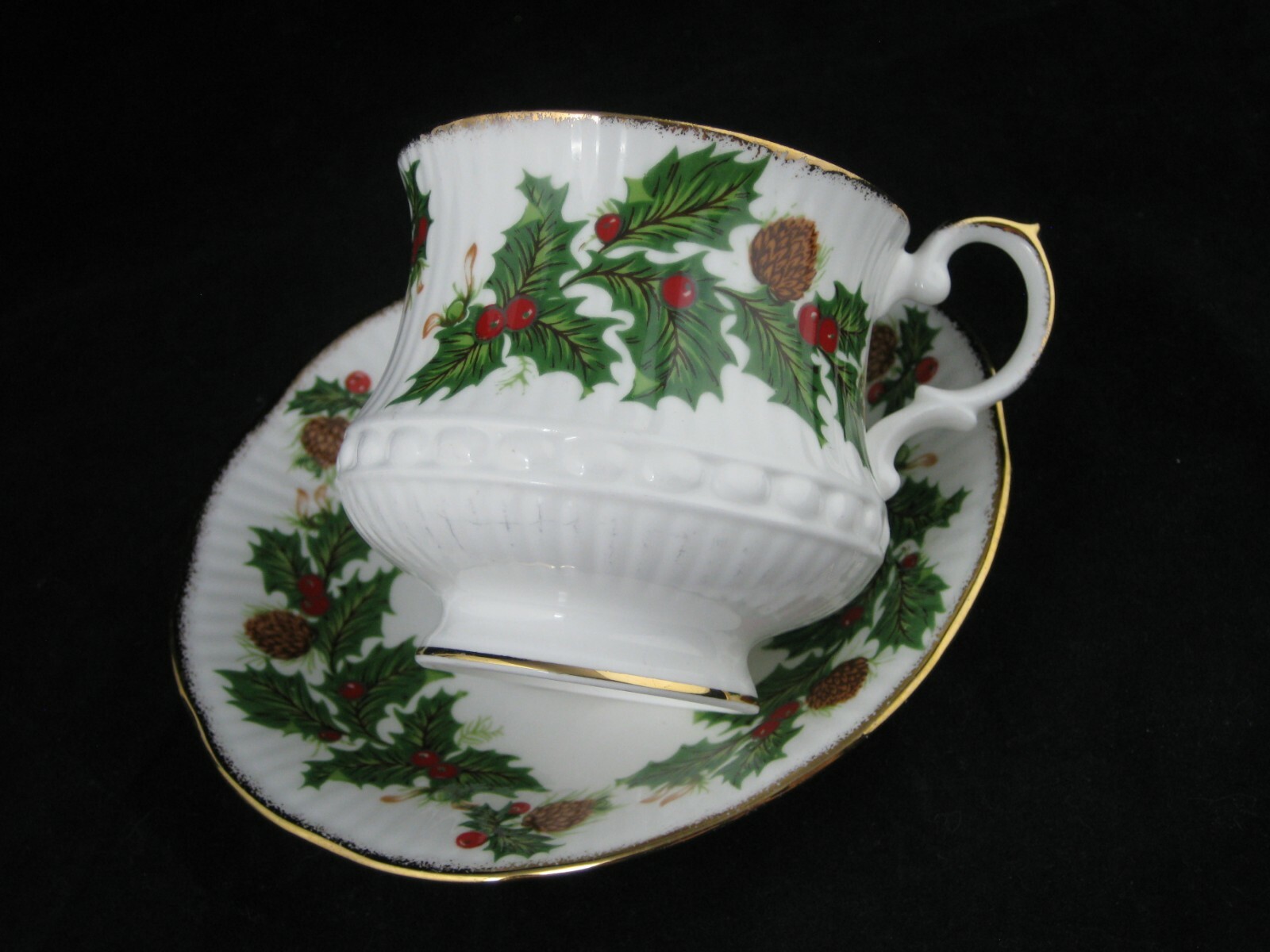 Rosina Qeens Bone China TEA CUP & SAUCER - YULETIDE - Made in England Eros