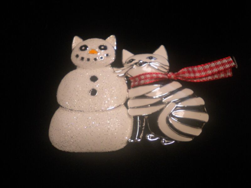 WOW beautiful ENAMELED CAT WITH SNOWMAN pin / brooch SILVER tone WOW VERY COOL