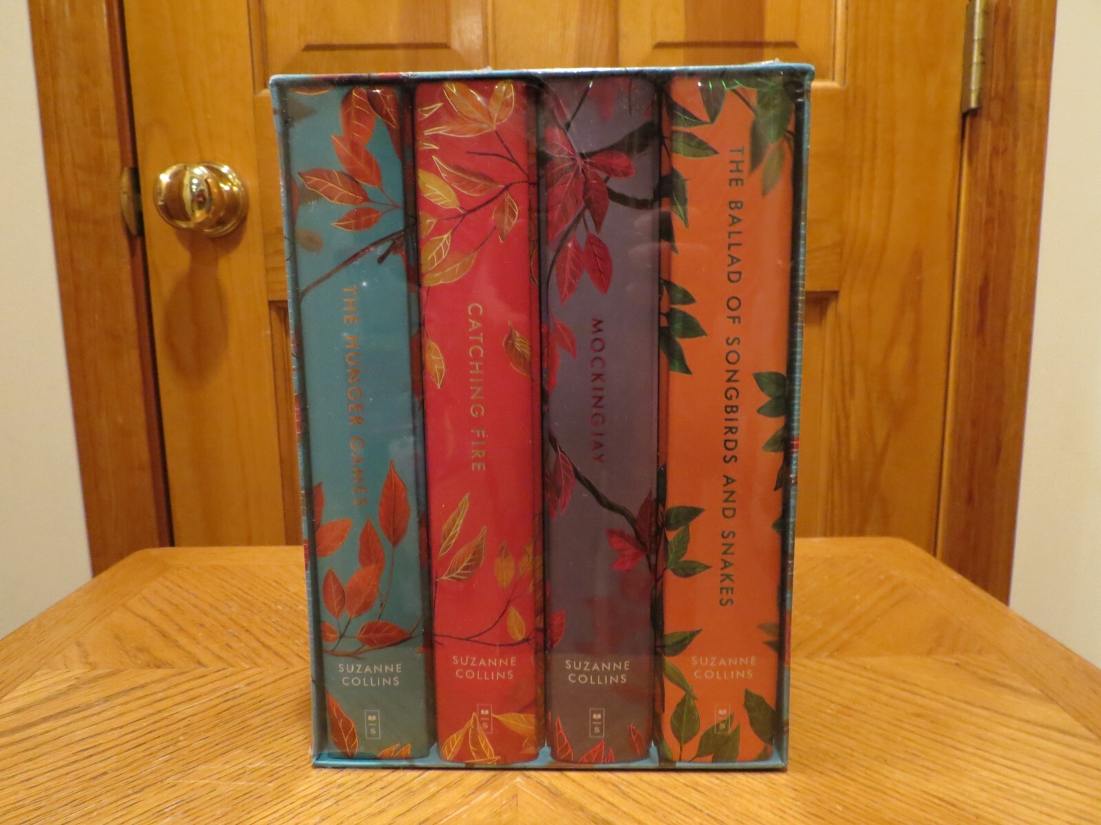 The Hunger Games Deluxe UK Collection by Suzanne Collins - 4 The Hunger Games Deluxe UK Collection by Suzanne Collins - 4
