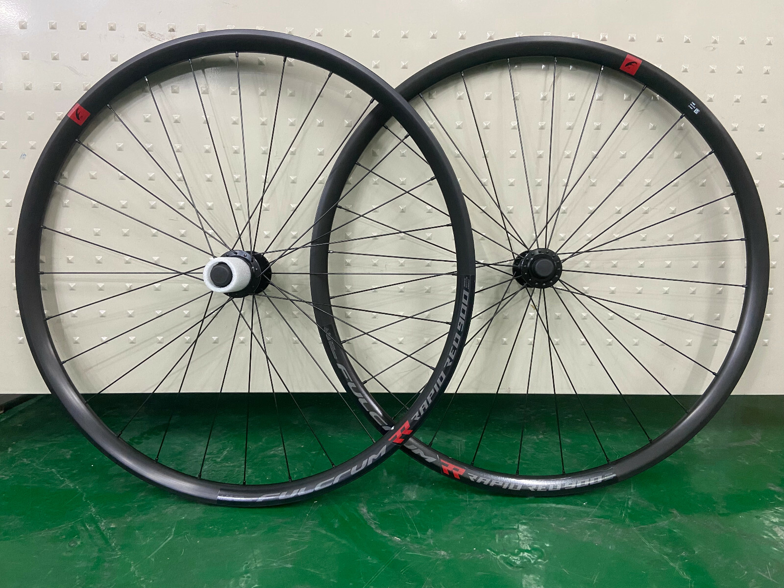 Fulcrum Rapid Red 900 DB 2-Way Fit 700C Gravel Disc Brake Fulcrum Rapid Red 900 DB 2-Way Fit 700C Gravel Disc Brake