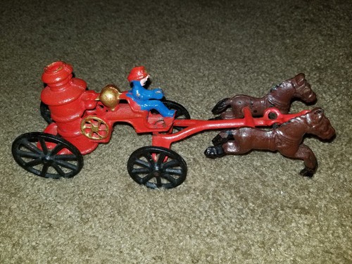 VINTAGE ANTIQUE CAST IRON METAL TOY / HORSE DRAWN FIRE PUMPER WAGON
