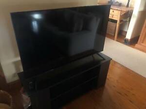 Samsung 50 inch UHD 4K Smart TV with entertainment unit
