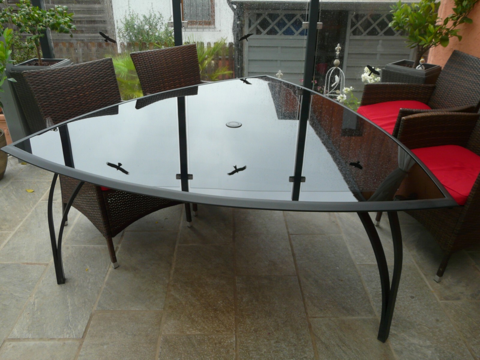 Ausgefallener Garten/Terrassentisch / Esstisch in Dreieckform mit