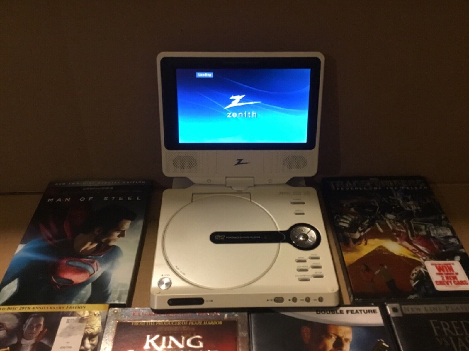 ZENITH PORTABLE DVD/CD PLAYER W/ 6 MOVIES ZENITH PORTABLE DVD/CD PLAYER W/ 6 MOVIES