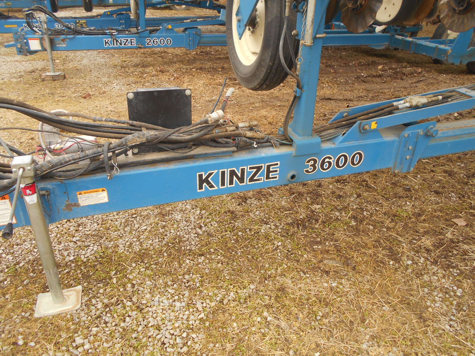 KINZE 3600 CORN PLANTER // 12-23 // SN=613909 // ELECTRIC CLUTCHES // MONITOR