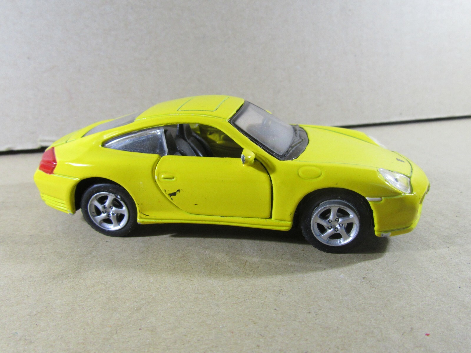 367s Maisto Porsche 911 Carrera 4s Yellow 1:38 Friction Toy