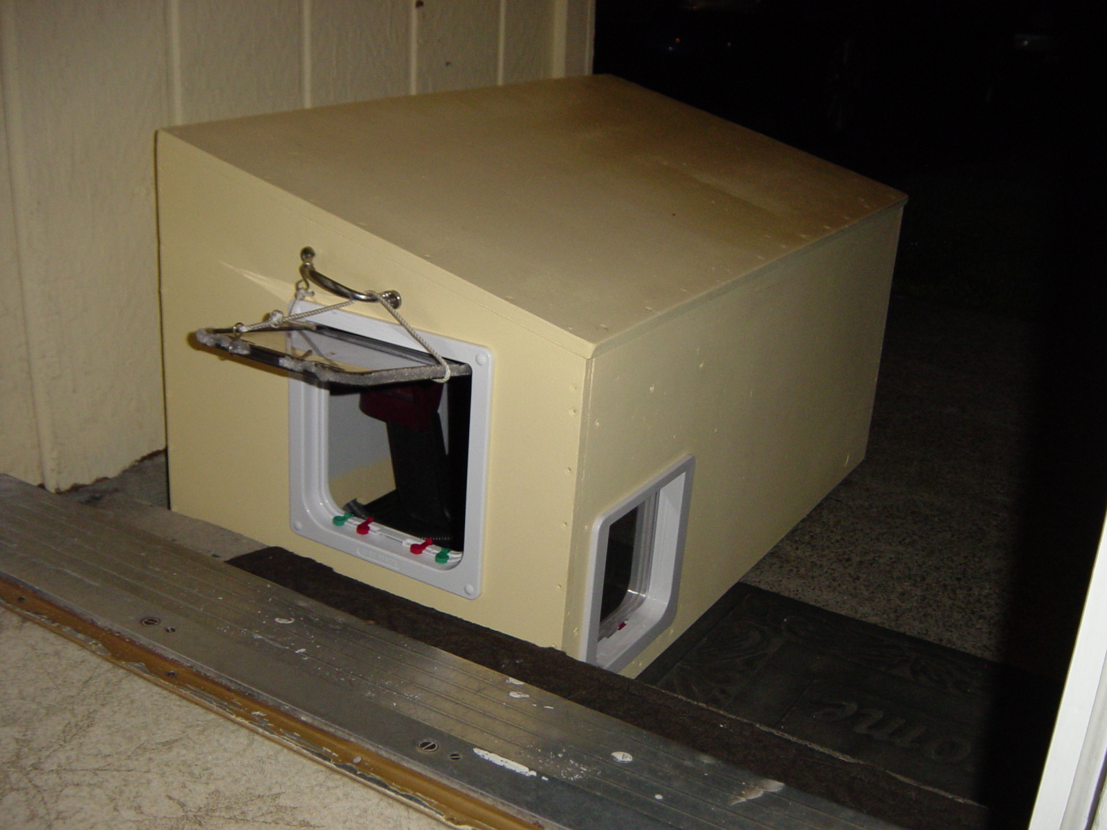 Hound Heater Akoma Deluxe Plus Dog House Furnace Pet Heater with Igloo