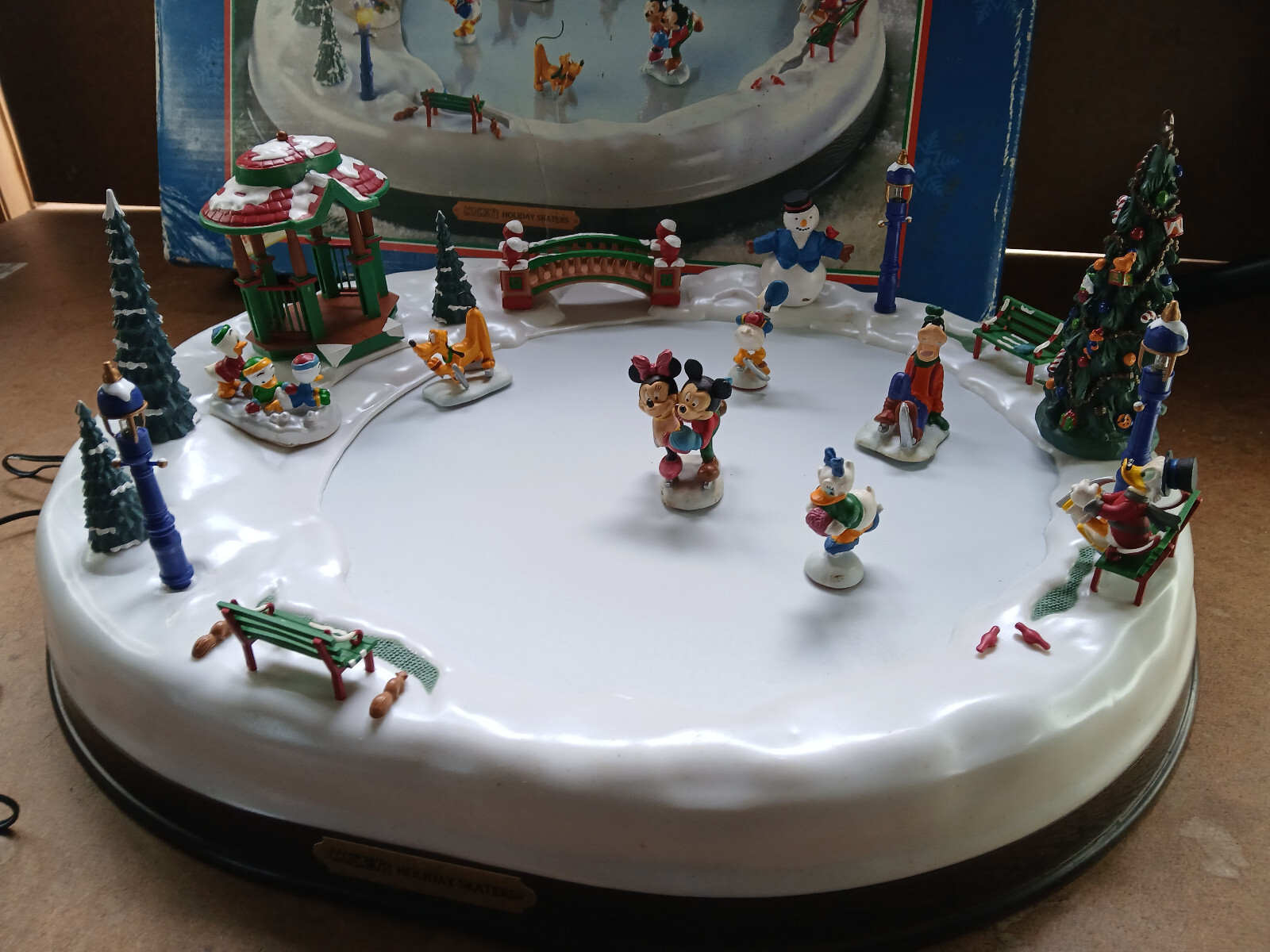 Disney MR. CHRISTMAS Mickeys Holiday Skaters Ice Skating