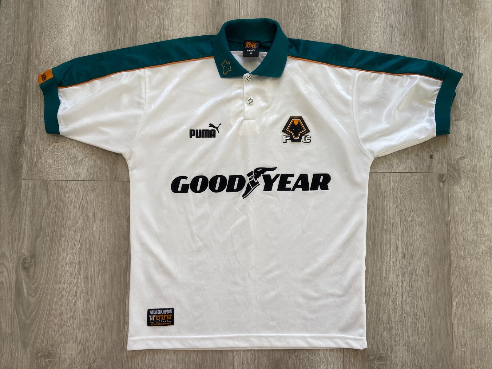 Wolverhampton Wanderers HOEVER 2 ユニフォーム Wolverhampton Football Shirts, Wolves Kits, Wolverhampton