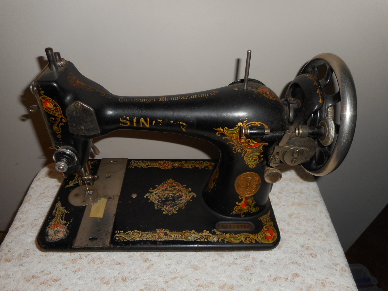 SINGER MODEL 127 SEWING MACHINE HEAD # G0153714 WITH SHUTTLE AND BOBBINS 1923