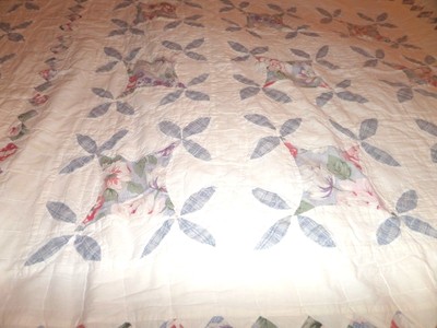 H-MADE 100% COTTON QUILT, INCURVED SQUARES W/FLOWER PETALS, 82X82, BLUES, HANGS