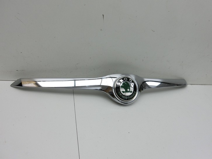 Skoda Superb 3T 08-13 Emblem Kühlergrill LA7W Skoda Superb 3T 08-13 21.01.2011 3T0853621A gebraucht Bild 2