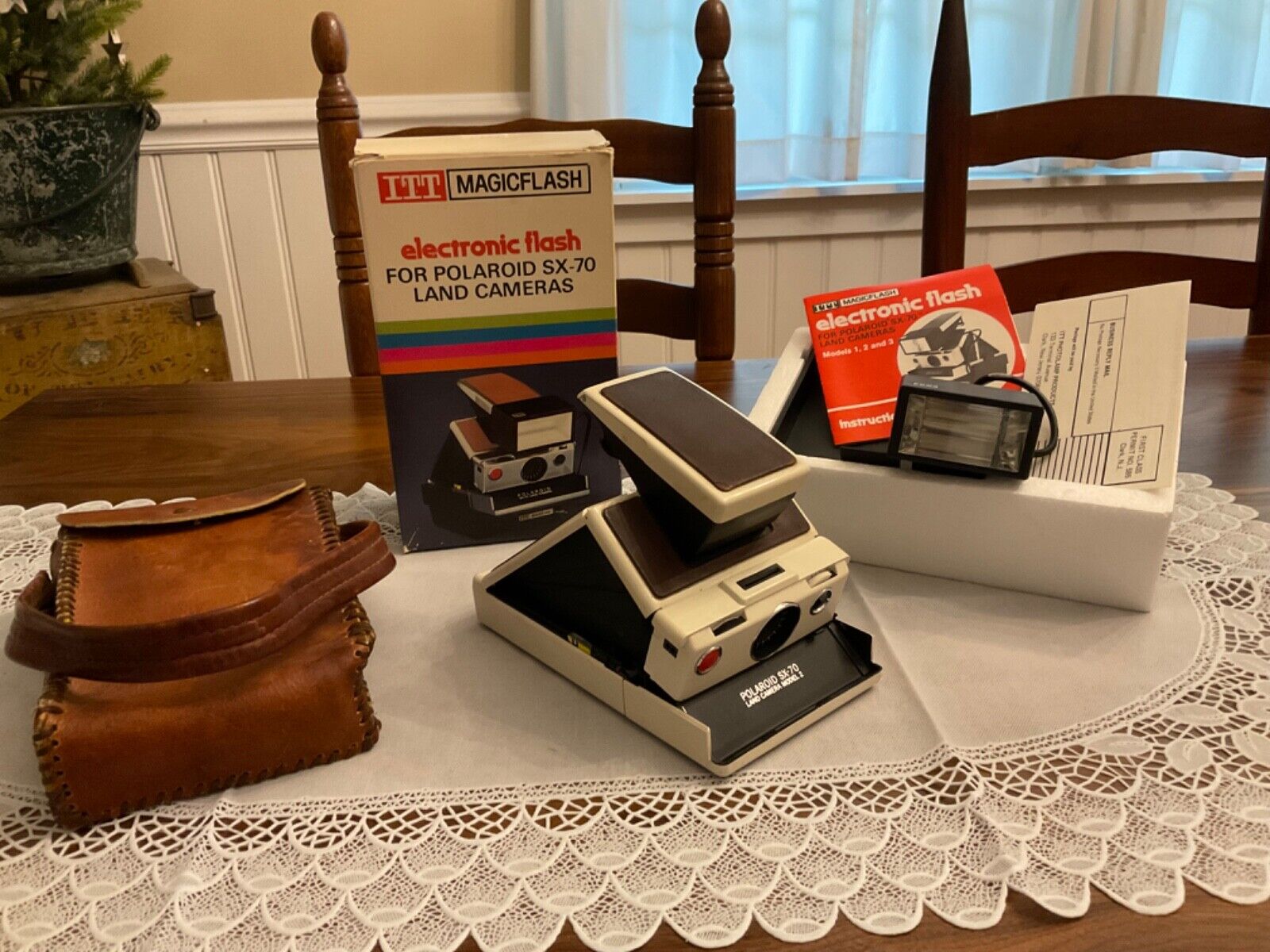 Vtg. Polaroid SX-70 Land Camera Model 2 W/ Case & Flash in Vtg. Polaroid SX-70 Land Camera Model 2 W/ Case & Flash in