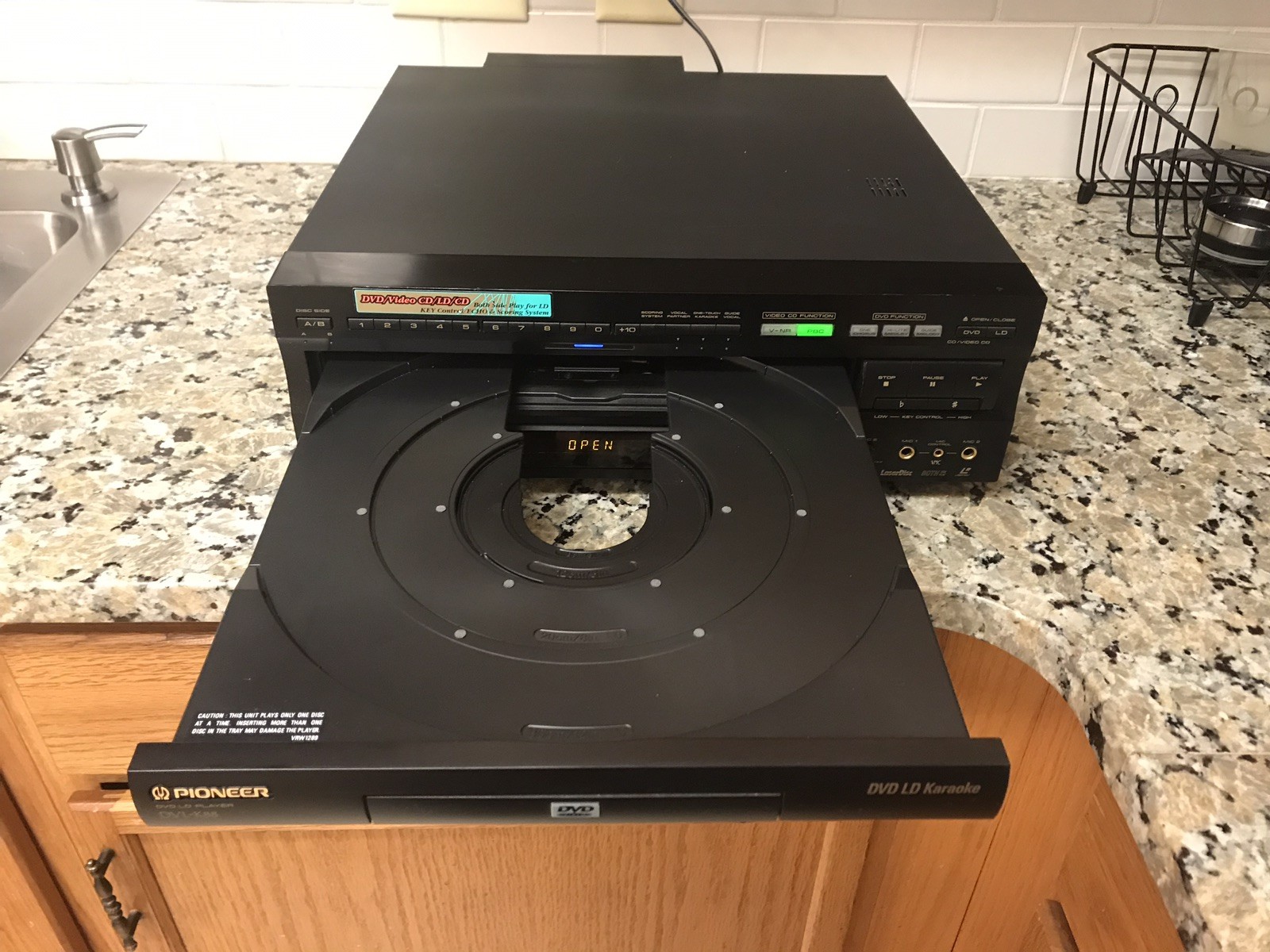 Pioneer DVL LD PLAYER DVL-K88 DVD LD Karaoke  LazerDisc / AC 110-127/220-240V