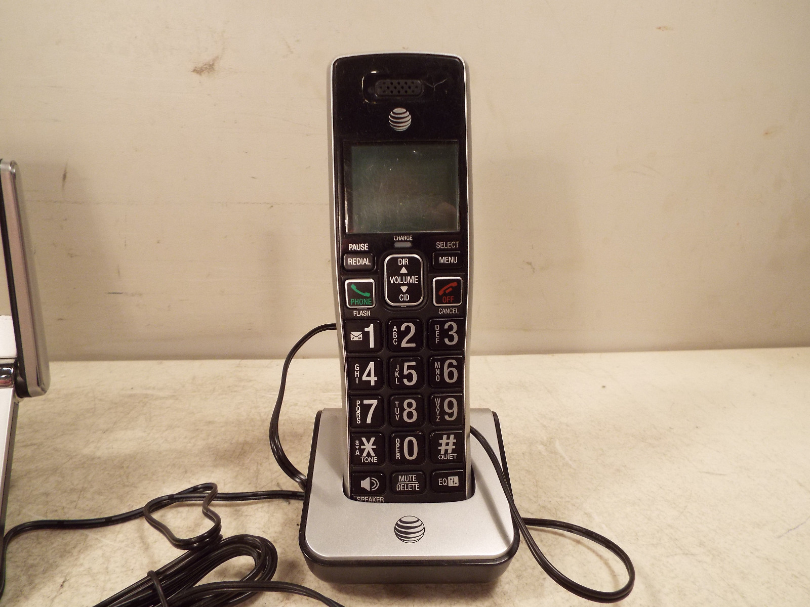 ATT CL82413 Cordless Phone W / Digital Answering System 4 Handsets