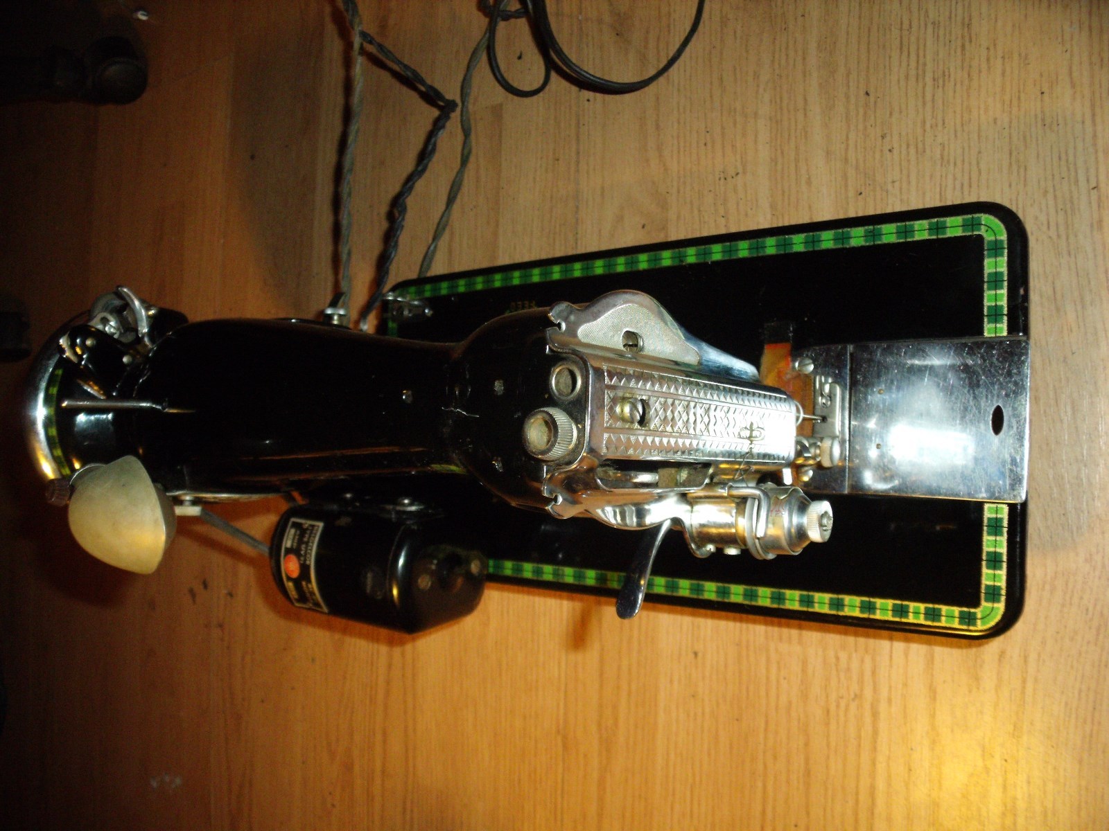 Antique  Deluxe  Portable Electric Sewing Machine w/ Case -FT301378