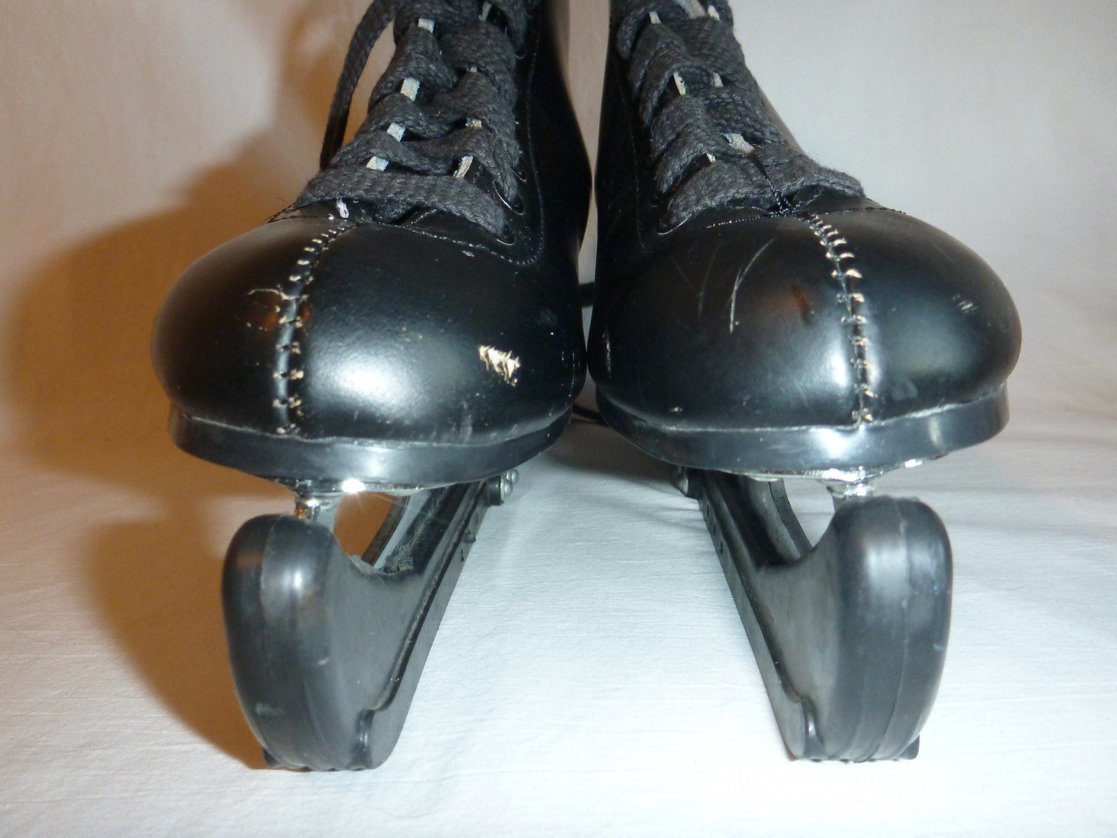 Bauer Ice Skates Black Size 7 Recreational Skates with Blade Guards