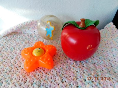 (3)VINTAGE 1972 FISHER PRICE HAPPY APPLE #435 1977 SANDY STAR FISH #623 & BALL