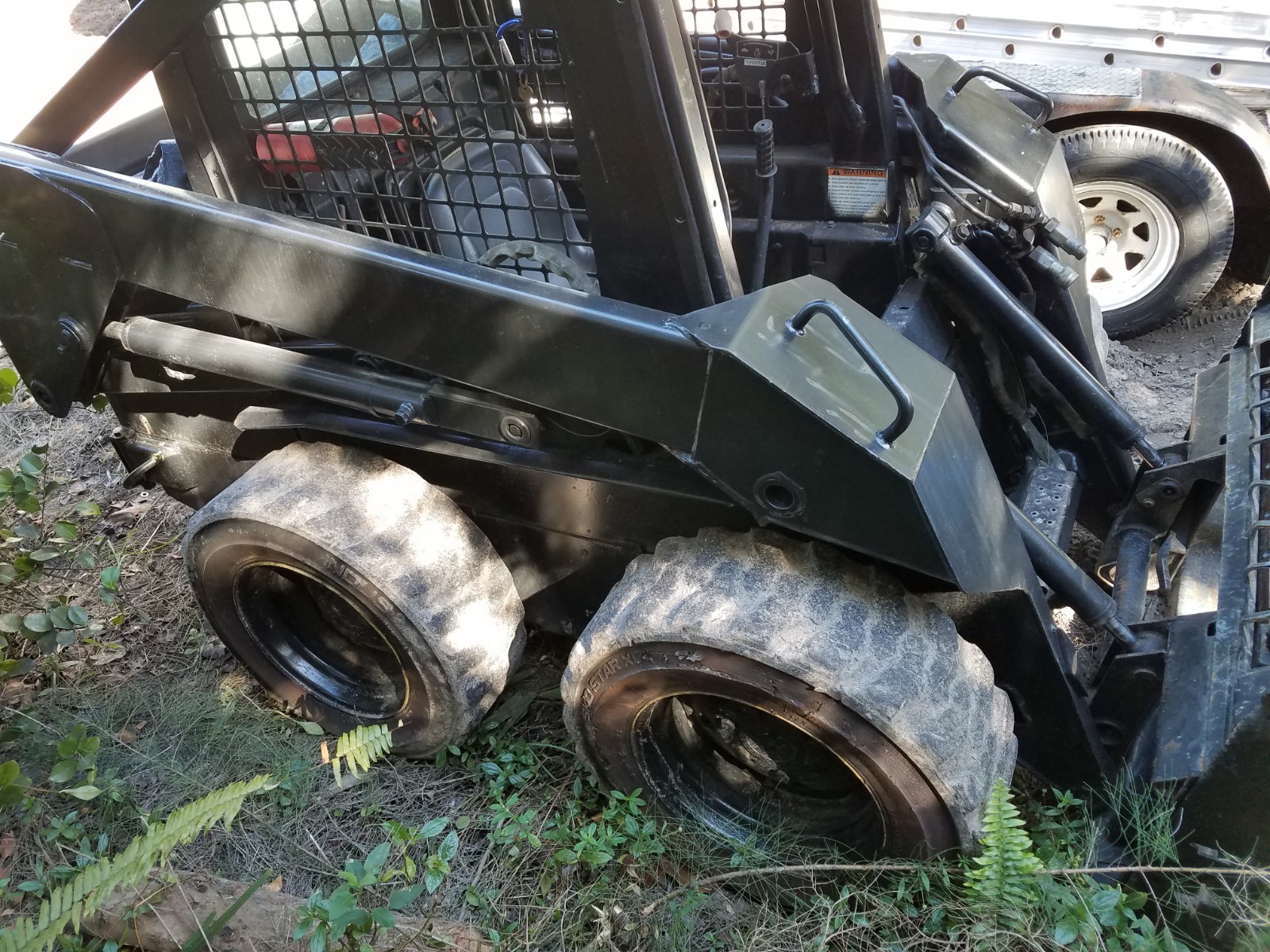 New Holland Skid Steer+Grapple+Bucket+Forks