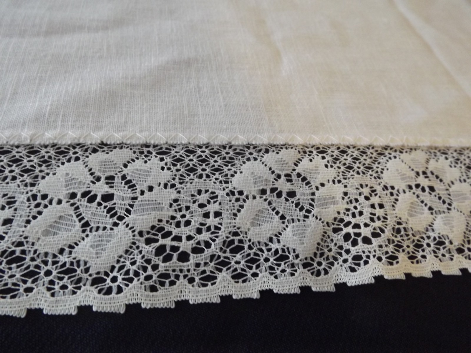 LINEN TABLE RUNNER LACE TRIM IVORY LT BEIGE 40x13.5