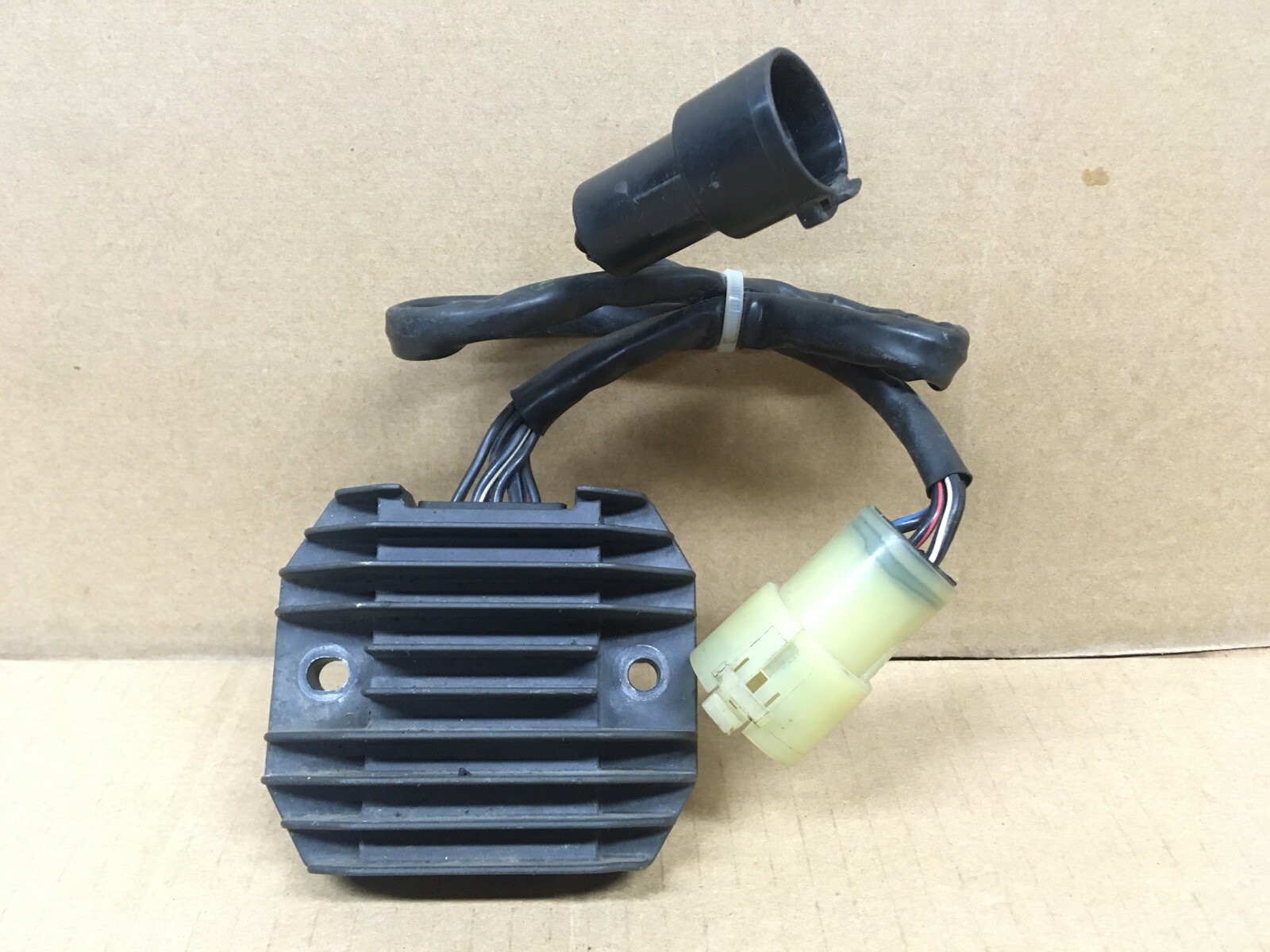 2000-2002 Kawasaki Ninja ZX6R ZZR60 Voltage regulator rectifier