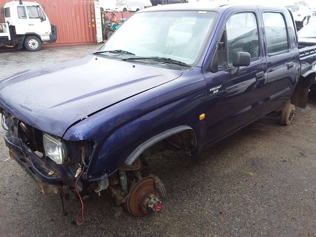 Wrecking Toyota Hilux 2000 Manual 4cyl 3RZ-FE 2.7L Petrol - SAP#0697