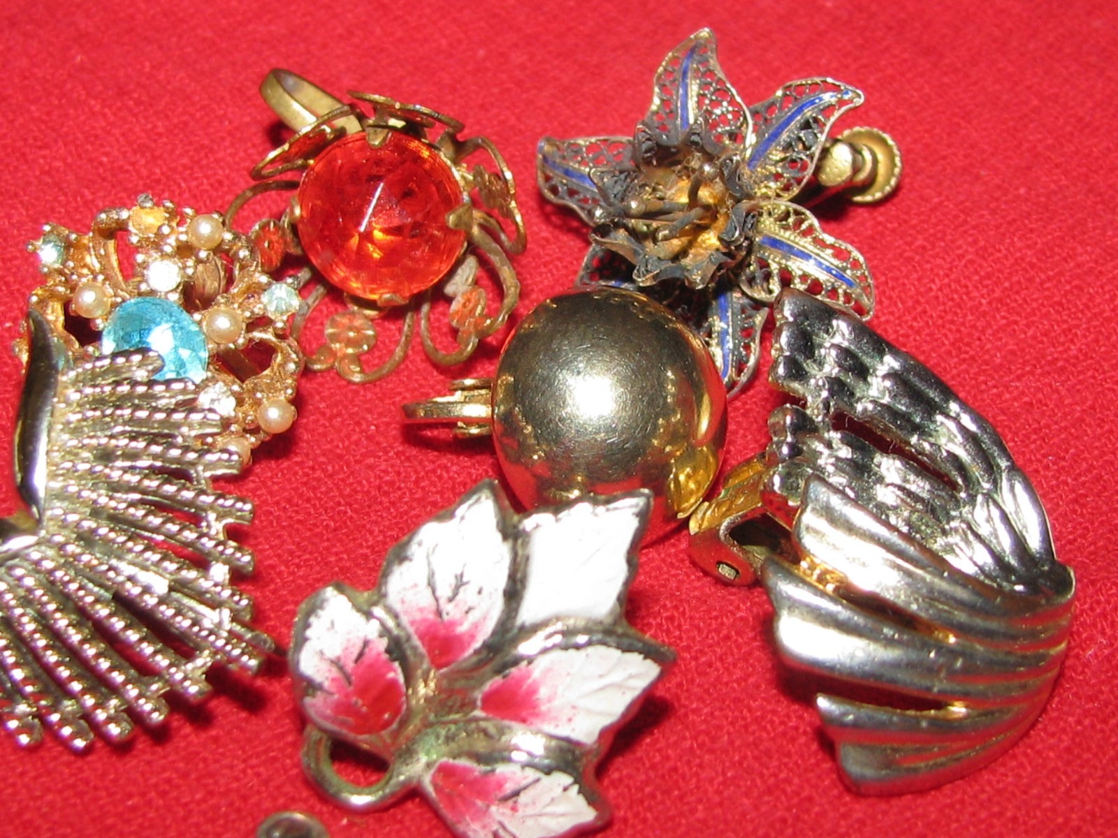 Vintage Jewelry Lot of 26 single Clip On & Screwback Earrings Crafts Art etc