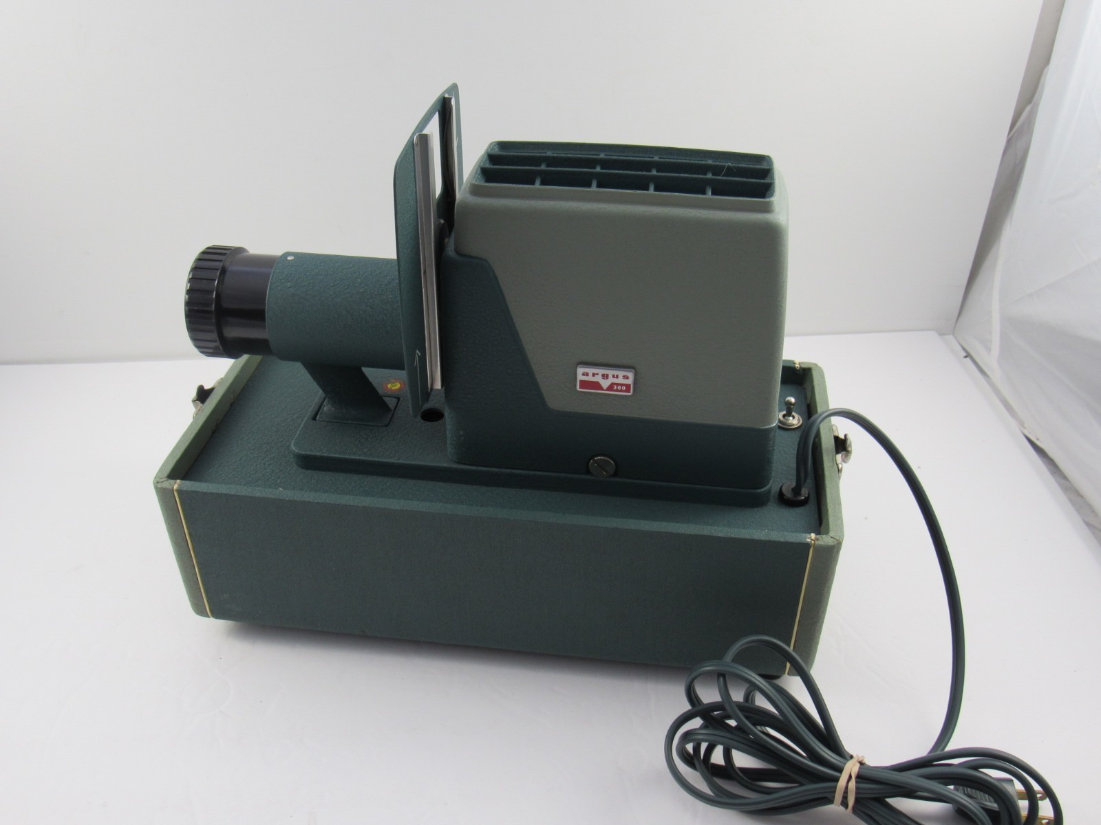 Vintage ARGUS 300 Automatic Slide Projector in carrying case : Working